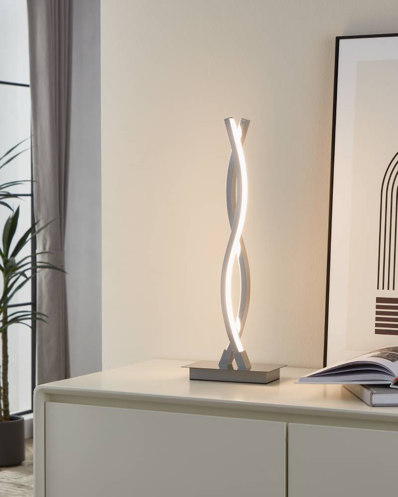 Lasana 46cm Chrom tischlampe Von Eglo - Die eleganten Kurven und der minimalistische Stil machen es zur idealen Wahl f&uuml;r moderne Innenr&auml;ume und seine glatte Chromoberfl&auml;che sorgt f&uuml;r ein subtiles, anspruchsvolles Aussehen.