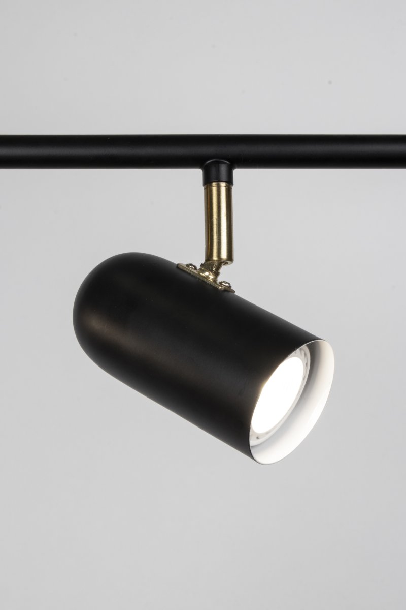 Swan 3 Schwarz spotlight Von Globen Lighting - Die Leuchte wird mit zwei Metallaufh&auml;ngungen zur Montage an Decke oder Wand geliefert.