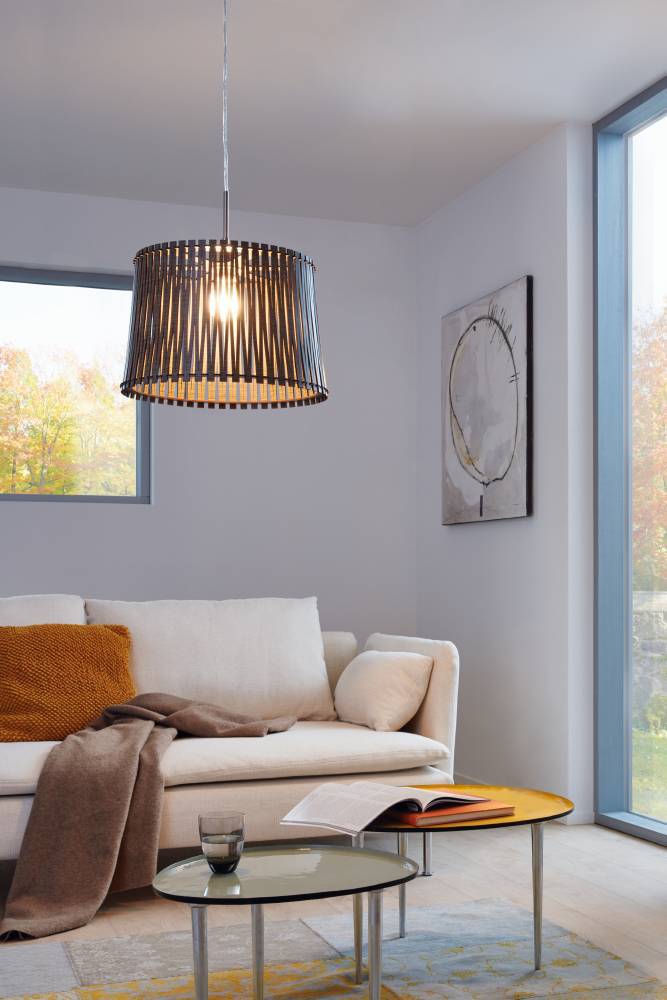Sendero Ø45 Dunkles Holz hängelampe Von Eglo - Der sch&ouml;ne Lampenschirm aus braunen Holzlamellen sorgt f&uuml;r ein weiches und angenehmes Licht und verleiht dem Raum gleichzeitig eine warme und einladende Atmosph&auml;re.