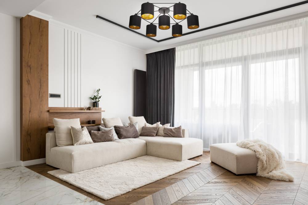 Staiti 84cm Schwarz deckenleuchte Von Eglo - Das moderne Design kombiniert sieben schwarze Lampenschirme mit goldfarbener Innenseite und erzeugt so ein warmes und einladendes Licht.
