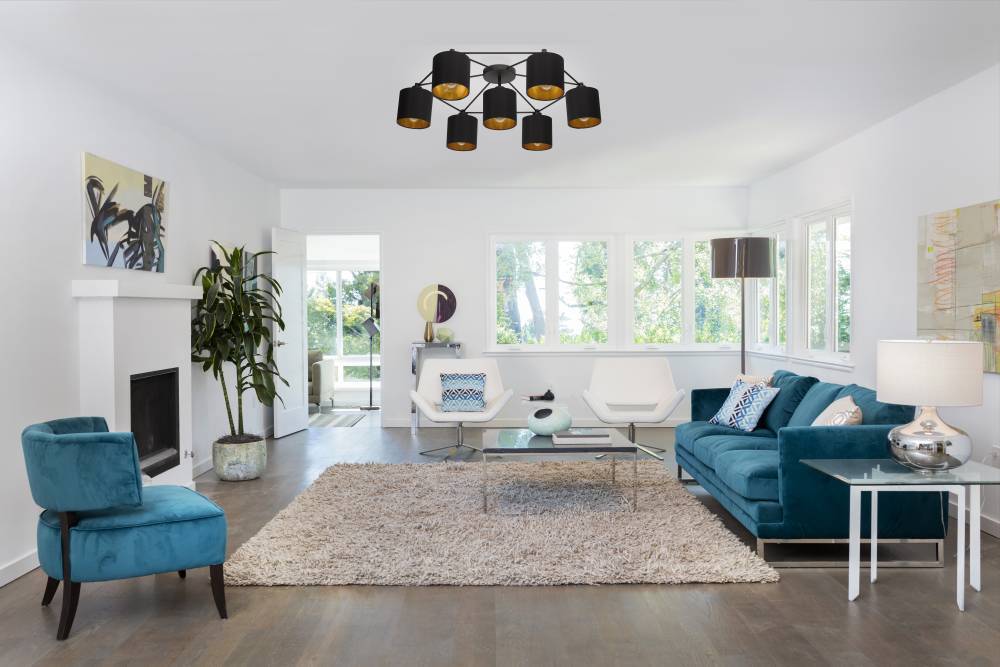 Staiti 84cm Schwarz deckenleuchte Von Eglo - Das moderne Design kombiniert sieben schwarze Lampenschirme mit goldfarbener Innenseite und erzeugt so ein warmes und einladendes Licht.