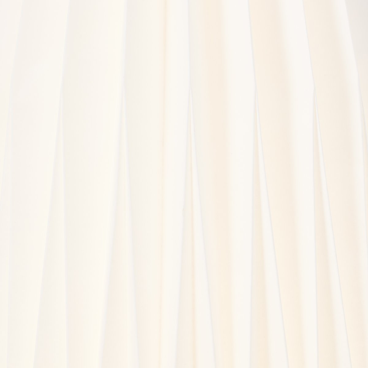 June stehlampe Von Brilliant - Ob &uuml;ber dem Esstisch, in der K&uuml;che oder im Wohnzimmer &ndash; June ist ein dekoratives Element, das gleichzeitig ein angenehmes und einladendes Licht verbreitet.