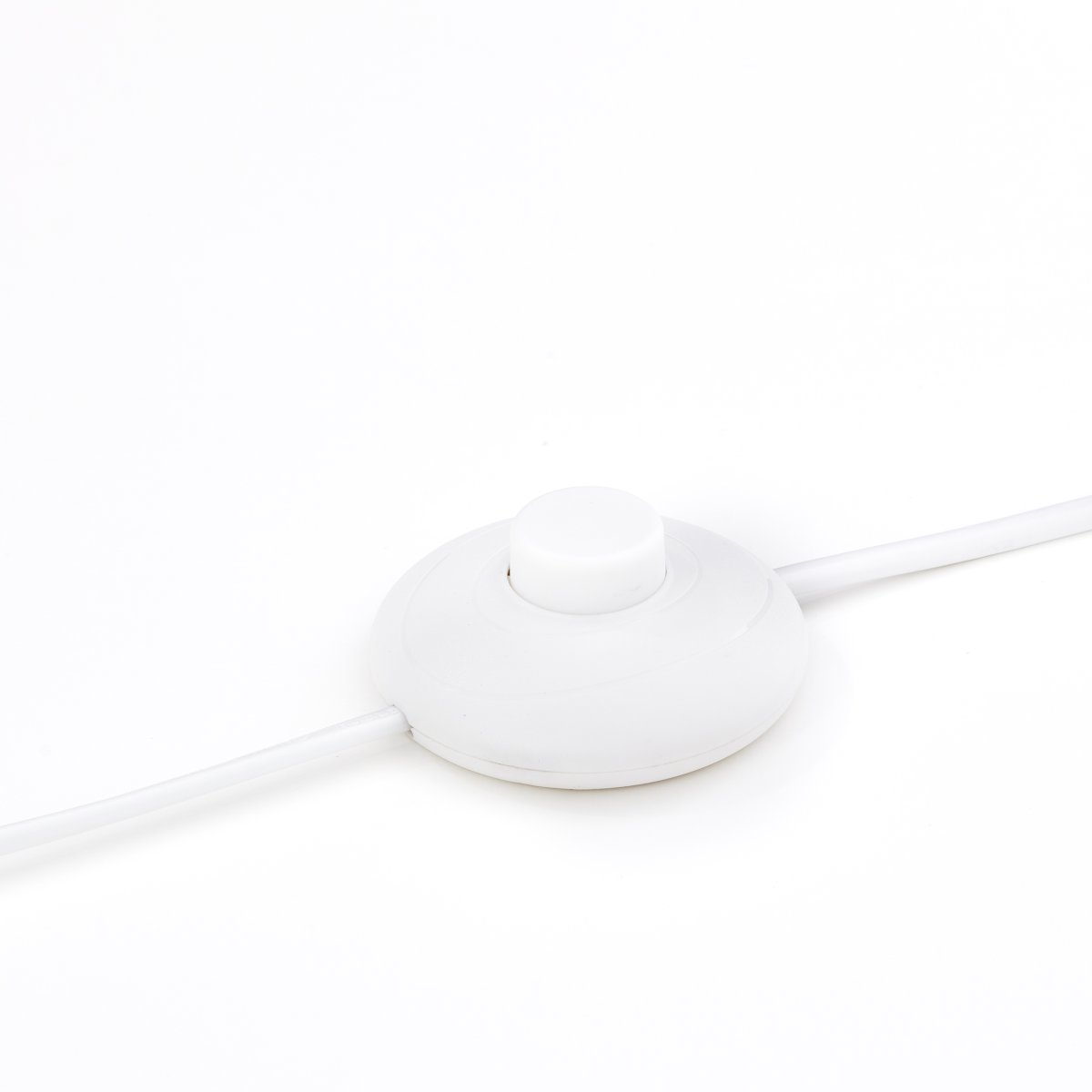 June stehlampe Von Brilliant - Ob &uuml;ber dem Esstisch, in der K&uuml;che oder im Wohnzimmer &ndash; June ist ein dekoratives Element, das gleichzeitig ein angenehmes und einladendes Licht verbreitet.