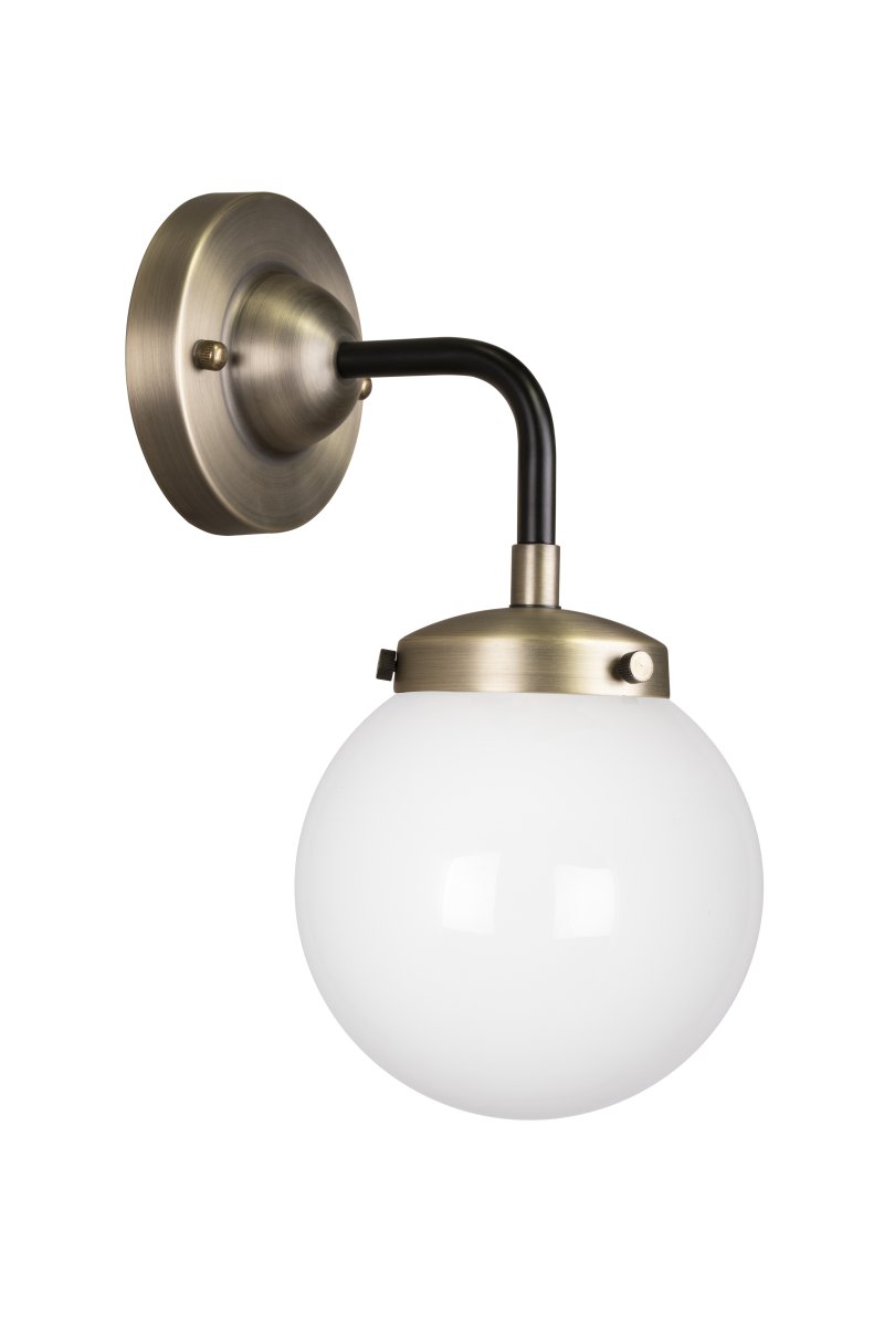 Alley 20cm Altmessing/Weiß badezimmerlampe Von Globen Lighting - Alley passt perfekt an die Wand im Badezimmer oder in der Küche und ist IP44-zertifiziert.