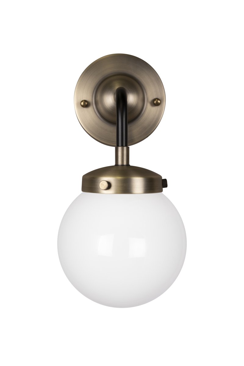 Alley 20cm Altmessing/Weiß badezimmerlampe Von Globen Lighting - Alley passt perfekt an die Wand im Badezimmer oder in der Küche und ist IP44-zertifiziert.