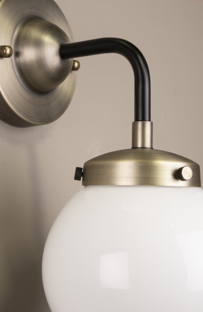 Alley 20cm Altmessing/Weiß badezimmerlampe Von Globen Lighting - Alley passt perfekt an die Wand im Badezimmer oder in der Küche und ist IP44-zertifiziert.