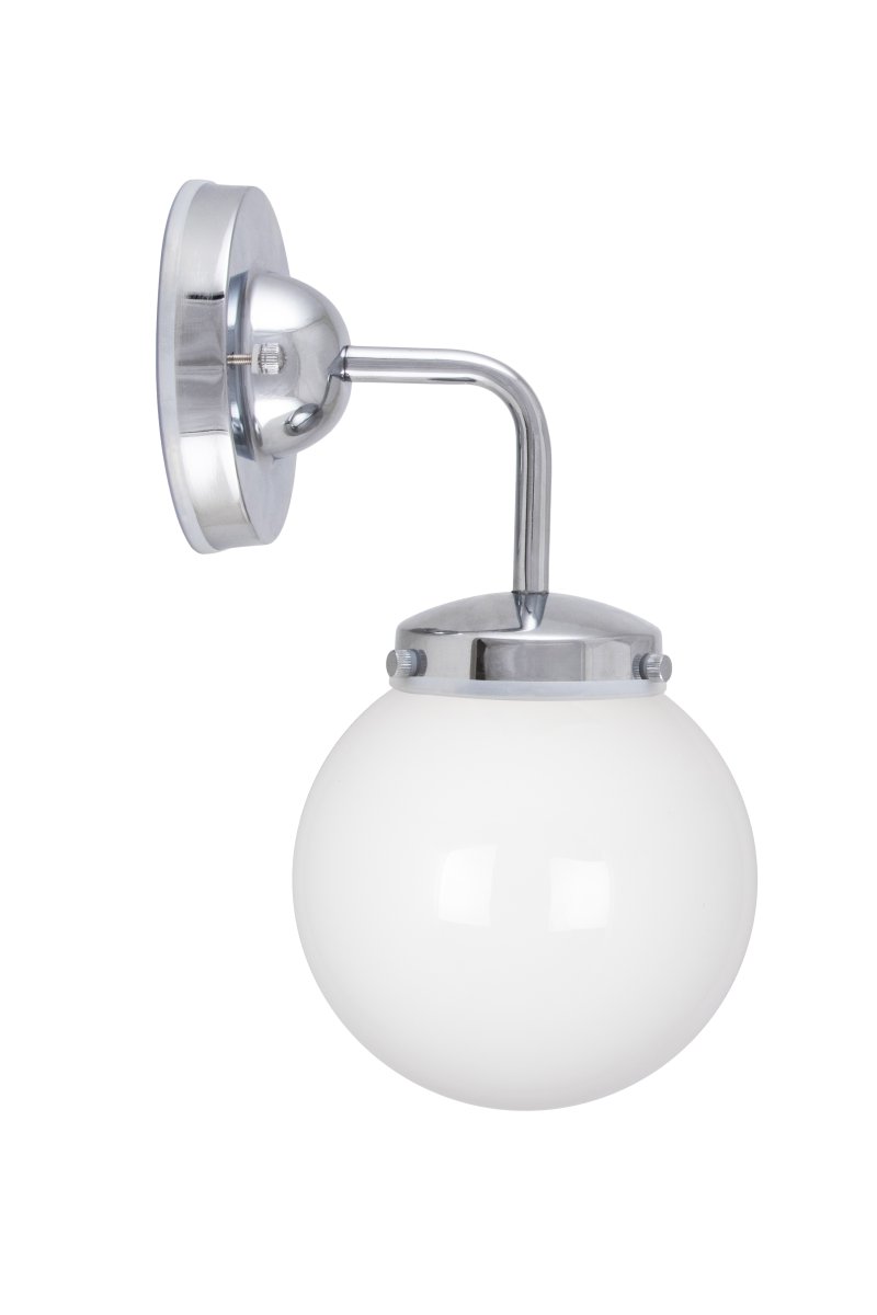 Alley 20cm Chrom/Weiß badezimmerlampe Von Globen Lighting - Alley passt perfekt an die Wand im Badezimmer oder in der Küche und ist IP44-zertifiziert.