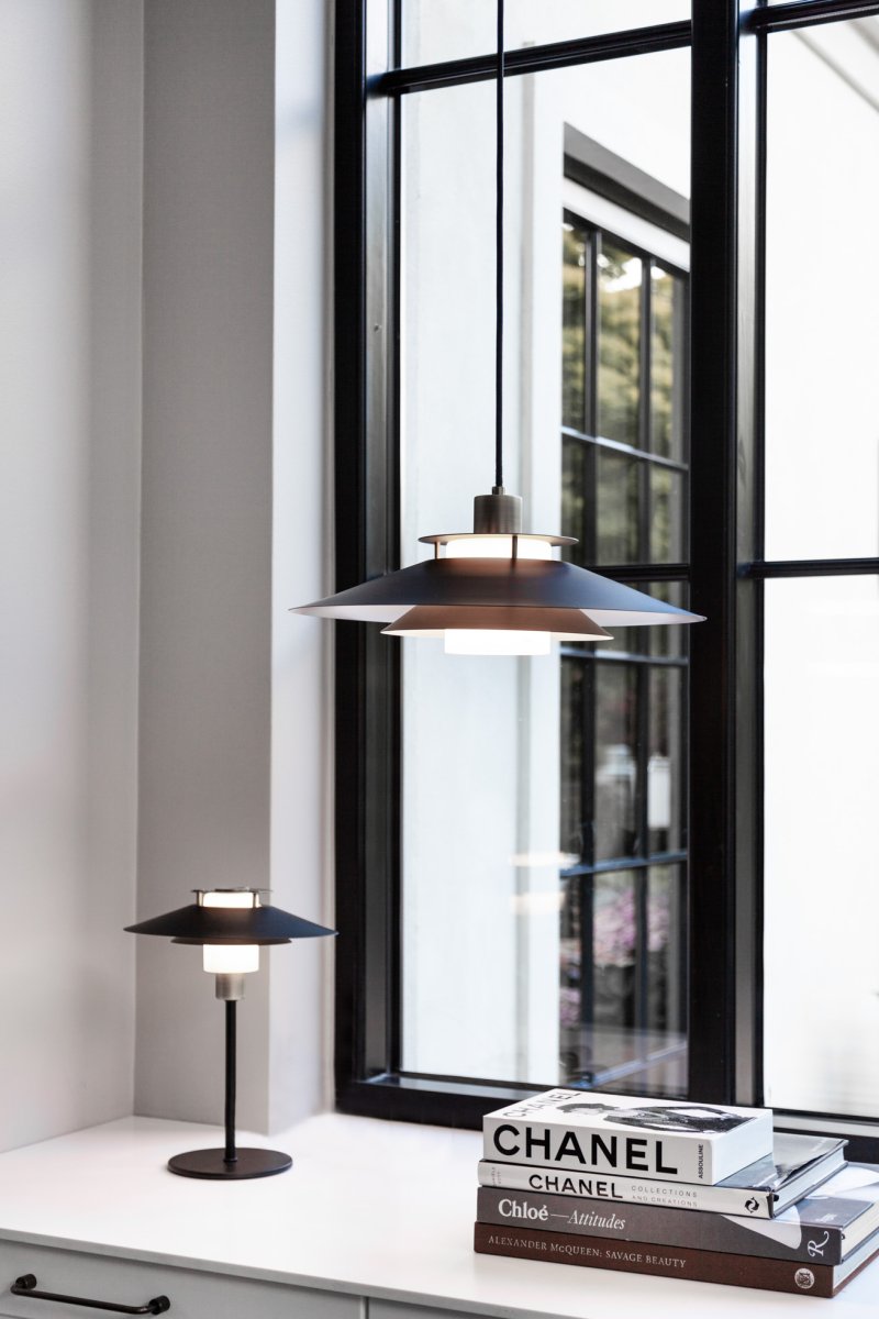 Rivoli 33cm Kupfer tischlampe Von Halo Design - Rivoli ist nicht nur eine praktische Lampe, sondern auch ein stilvolles Einrichtungsdetail, das Ihrem Zuhause eine exklusive Note verleiht.