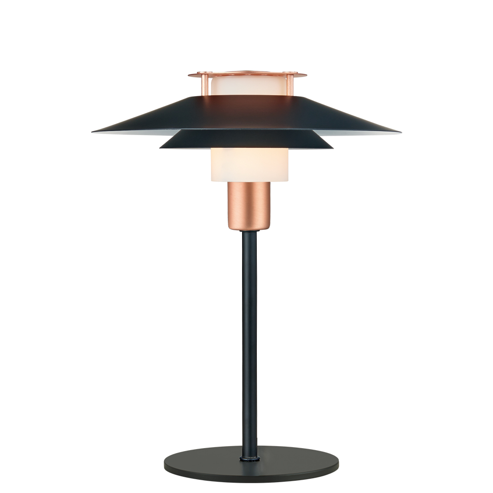 Rivoli 33cm Kupfer tischlampe Von Halo Design - Rivoli ist nicht nur eine praktische Lampe, sondern auch ein stilvolles Einrichtungsdetail, das Ihrem Zuhause eine exklusive Note verleiht.