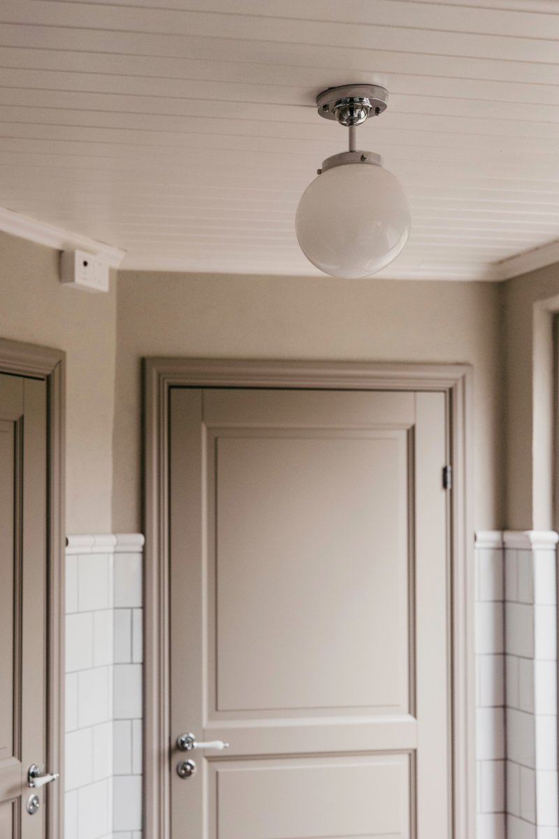 Alley Ø20 Chrom/Weiß badezimmerlampe Von Globen Lighting - Die Leuchte besteht aus Metall und hat einen weißen Opalglasschirm, der ein angenehmes Licht im Raum verbreitet.