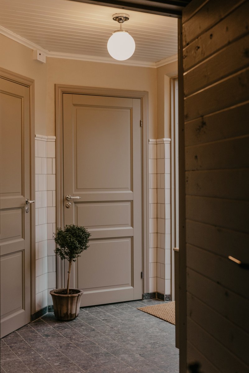 Alley Ø20 Chrom/Weiß badezimmerlampe Von Globen Lighting - Die Leuchte besteht aus Metall und hat einen weißen Opalglasschirm, der ein angenehmes Licht im Raum verbreitet.