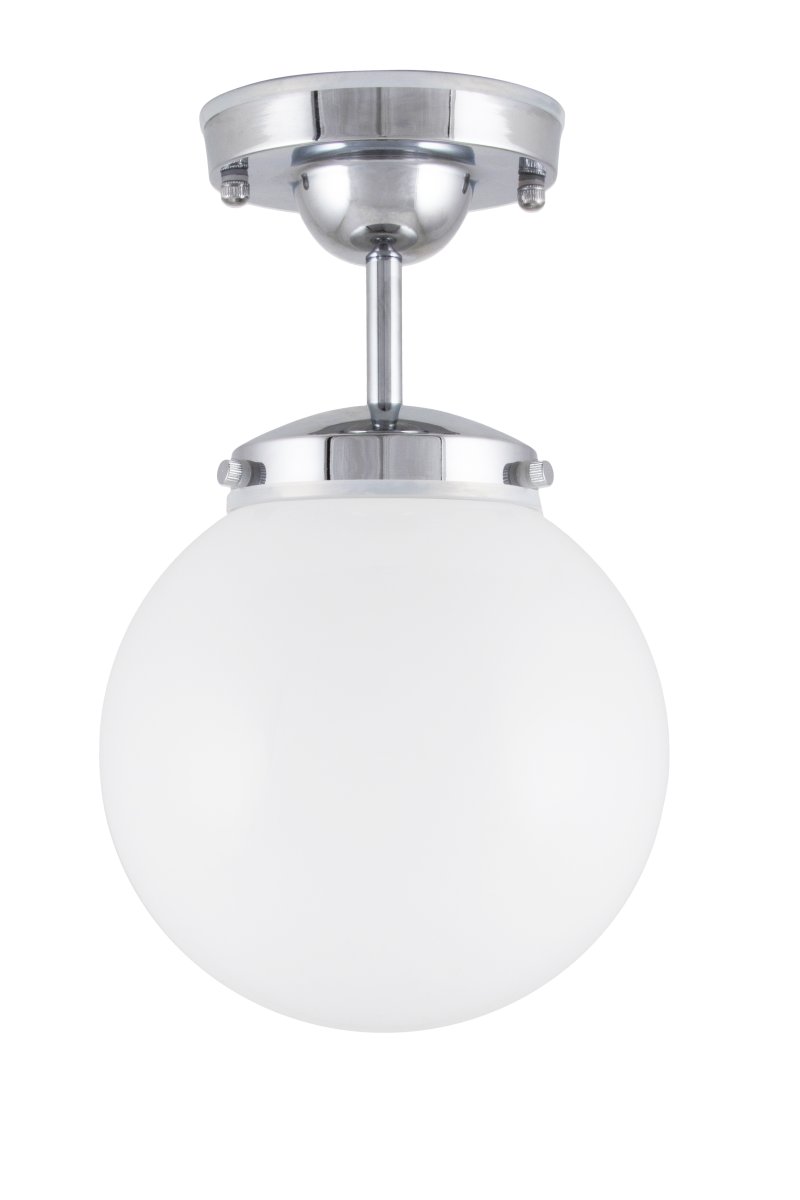 Alley Ø20 Chrom/Weiß badezimmerlampe Von Globen Lighting - Die Leuchte besteht aus Metall und hat einen weißen Opalglasschirm, der ein angenehmes Licht im Raum verbreitet.