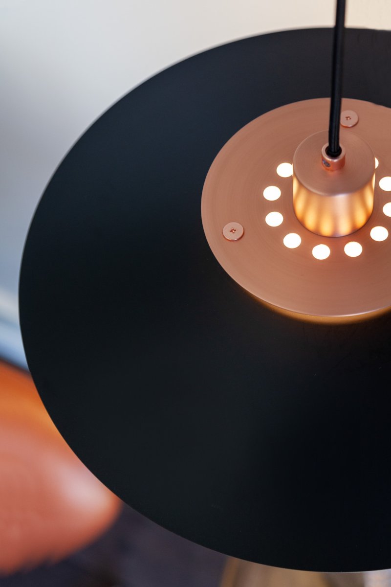 Rivoli Ø40 Kupfer hängelampe Von Halo Design - Mit ihren schwarzen, geschichteten Schirmen und den Details aus gebürstetem Kupfer verbreitet die Lampe ein weiches und gleichmäßiges Licht, das eine harmonische Atmosphäre schafft.