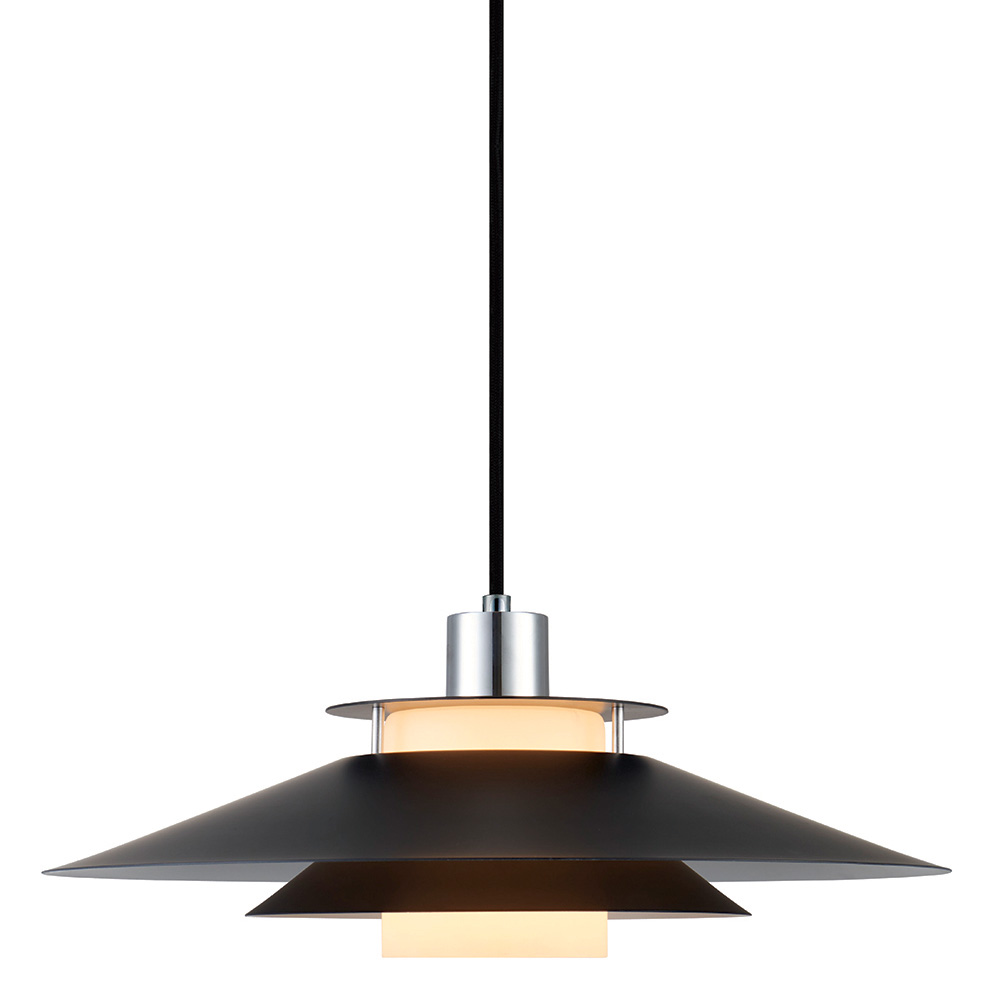 Rivoli Ø40 Chrom hängelampe Von Halo Design - Mit ihren schwarzen, mehrschichtigen Schirmen und Chromdetails verbreitet die Lampe ein weiches und gleichmäßiges Licht, das eine harmonische Atmosphäre schafft.