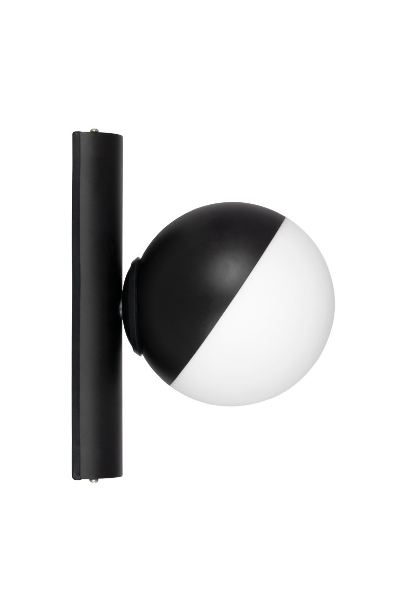 Contur Ø15 Schwarz badezimmerlampe Von Globen Lighting - Die Lampe hat die Schutzart IP44 und kann daher auch in rauen Umgebungen eingesetzt werden.