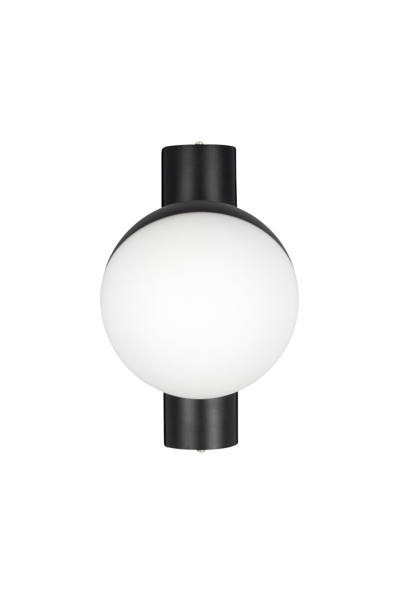Contur Ø15 Schwarz badezimmerlampe Von Globen Lighting - Die Lampe hat die Schutzart IP44 und kann daher auch in rauen Umgebungen eingesetzt werden.