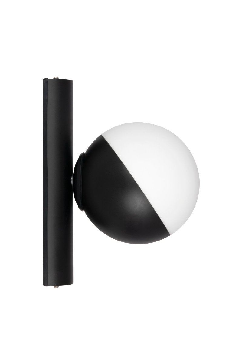 Contur Ø15 Schwarz badezimmerlampe Von Globen Lighting - Die Lampe hat die Schutzart IP44 und kann daher auch in rauen Umgebungen eingesetzt werden.