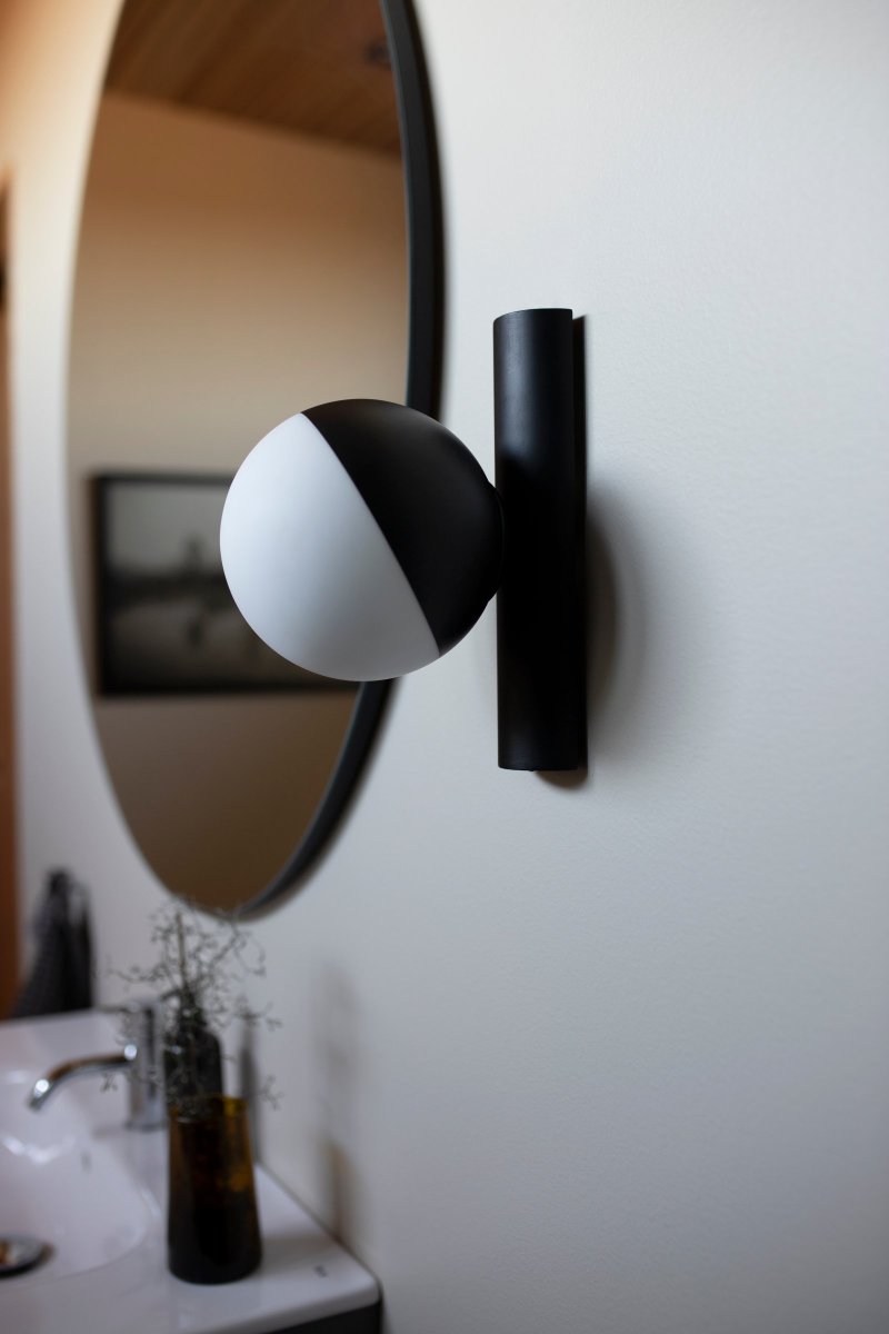 Contur Ø15 Schwarz badezimmerlampe Von Globen Lighting - Die Lampe hat die Schutzart IP44 und kann daher auch in rauen Umgebungen eingesetzt werden.