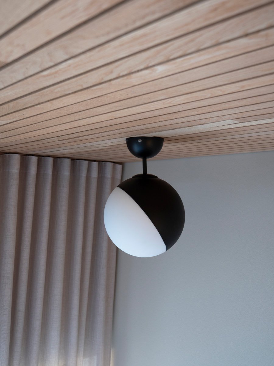 Contur Ø25 Schwarz badezimmerlampe Von Globen Lighting - Die Contur Deckenleuchte ist eine grafische Leuchte, die perfekt in eine moderne Umgebung passt.