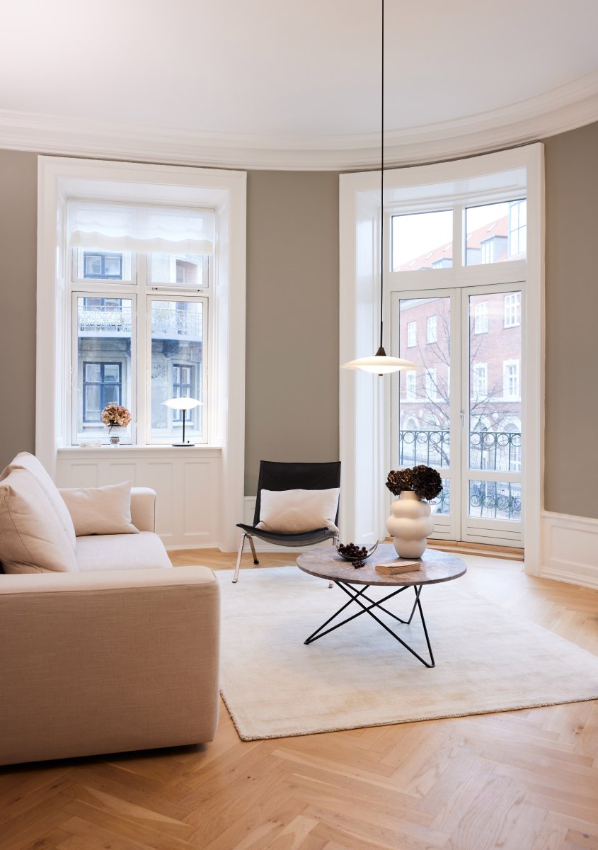 Baroni 40cm Schwarz tischlampe Von Halo Design - Das mundgeblasene Opalglas in Kombination mit dem gebürsteten schwarzen Metall ergibt ein zeitloses Design.