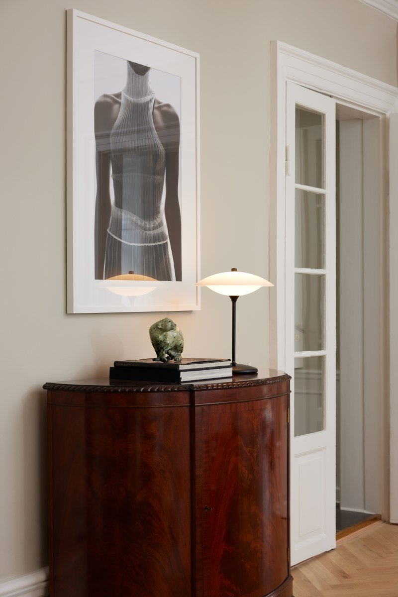 Baroni 40cm Schwarz tischlampe Von Halo Design - Das mundgeblasene Opalglas in Kombination mit dem gebürsteten schwarzen Metall ergibt ein zeitloses Design.