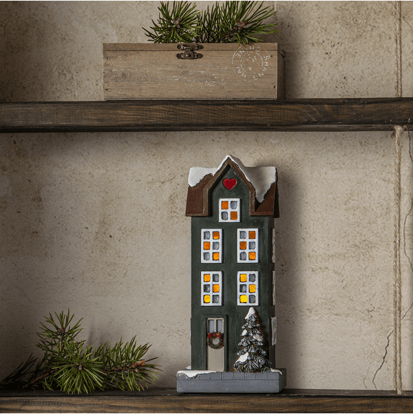 Hus 25cm Grün Von Star Trading - Gr&uuml;ne Hauslaterne mit warmgelbem Licht, das durch die Fenster scheint.