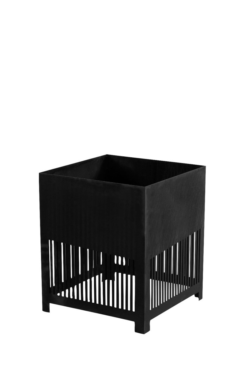 Falsterbo Schwarz Von Globen Lighting - Die Lichtquelle ist maximal an der Unterseite der Lampe, unterhalb der Growbox, angebracht und sorgt für ein nach unten gerichtetes Licht, das sich zum Boden hin ausbreitet und durch die lasergeschnittenen Lamellen im Cortenstahl ein schönes Schattenspiel erzeugt.