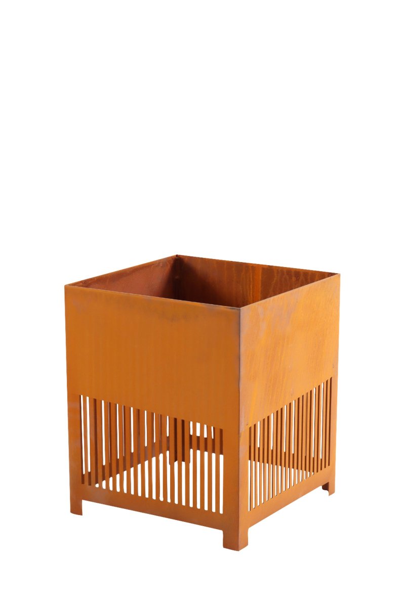 Falsterbo Roh-Corten Von Globen Lighting - Mit ihrem minimalistischen Design ist diese Stehleuchte ein wunderschöner Blickfang in Ihrer Außenumgebung, auf der Terrasse, dem Balkon, in der Orangerie, vor der Garage oder dem Stall, am Eingang, auf der Brücke – jedes Gartenzimmer verdient es, von stimmungsvoller Beleuchtung erhellt zu werden.