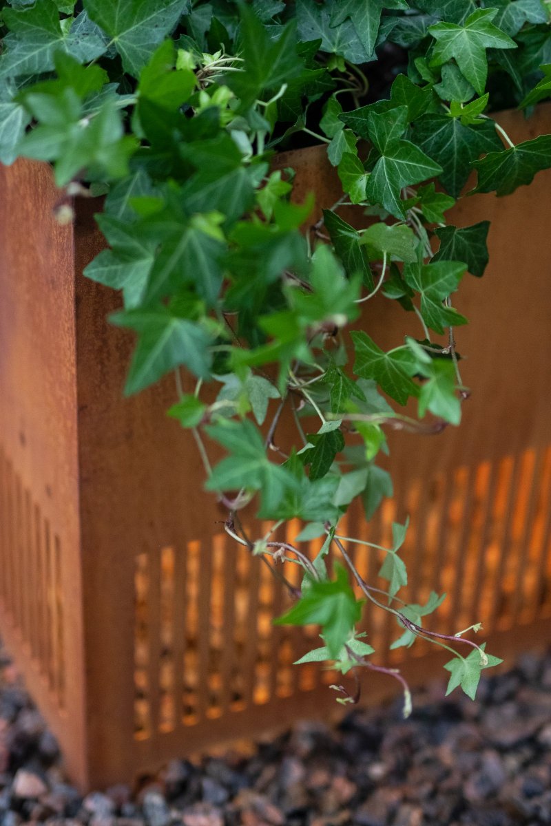 Falsterbo Roh-Corten Von Globen Lighting - Mit ihrem minimalistischen Design ist diese Stehleuchte ein wunderschöner Blickfang in Ihrer Außenumgebung, auf der Terrasse, dem Balkon, in der Orangerie, vor der Garage oder dem Stall, am Eingang, auf der Brücke – jedes Gartenzimmer verdient es, von stimmungsvoller Beleuchtung erhellt zu werden.