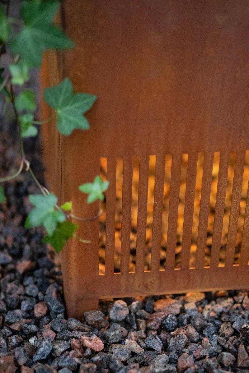 Falsterbo Roh-Corten Von Globen Lighting - Mit ihrem minimalistischen Design ist diese Stehleuchte ein wunderschöner Blickfang in Ihrer Außenumgebung, auf der Terrasse, dem Balkon, in der Orangerie, vor der Garage oder dem Stall, am Eingang, auf der Brücke – jedes Gartenzimmer verdient es, von stimmungsvoller Beleuchtung erhellt zu werden.