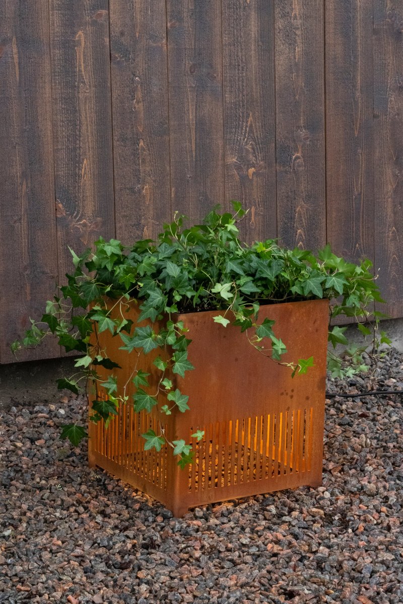Falsterbo Roh-Corten Von Globen Lighting - Mit ihrem minimalistischen Design ist diese Stehleuchte ein wunderschöner Blickfang in Ihrer Außenumgebung, auf der Terrasse, dem Balkon, in der Orangerie, vor der Garage oder dem Stall, am Eingang, auf der Brücke – jedes Gartenzimmer verdient es, von stimmungsvoller Beleuchtung erhellt zu werden.