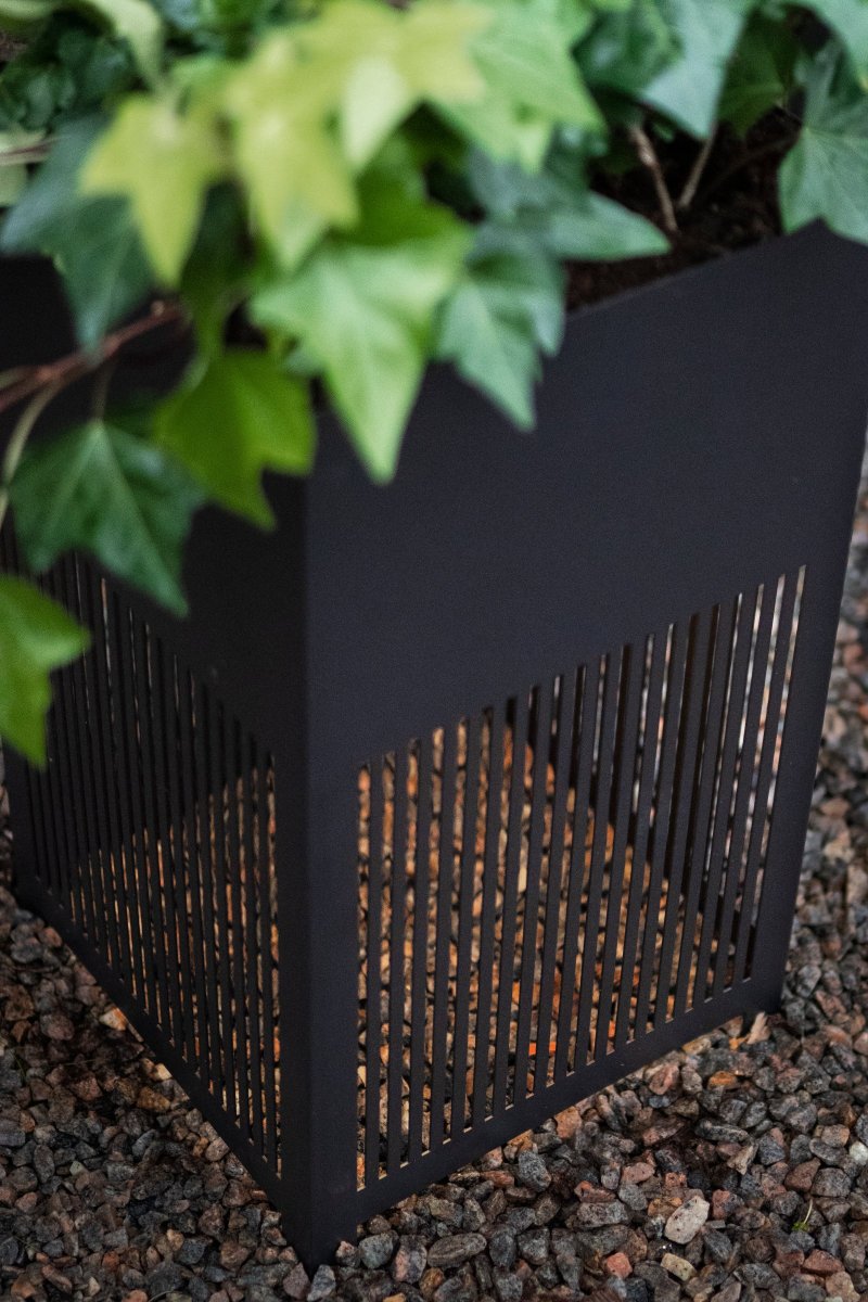 Falsterbo Schwarz Von Globen Lighting - Die Lichtquelle wird maximal an der Unterseite der Lampe, unterhalb der Growbox, montiert und sorgt für ein nach unten gerichtetes Licht, das sich zum Boden hin ausbreitet und dank der lasergeschnittenen Lamellen im Cortenstahl ein schönes Schattenspiel erzeugt.