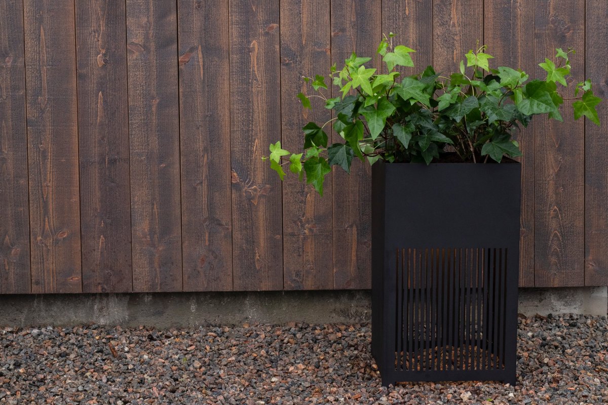 Falsterbo Schwarz Von Globen Lighting - Die Lichtquelle wird maximal an der Unterseite der Lampe, unterhalb der Growbox, montiert und sorgt für ein nach unten gerichtetes Licht, das sich zum Boden hin ausbreitet und dank der lasergeschnittenen Lamellen im Cortenstahl ein schönes Schattenspiel erzeugt.