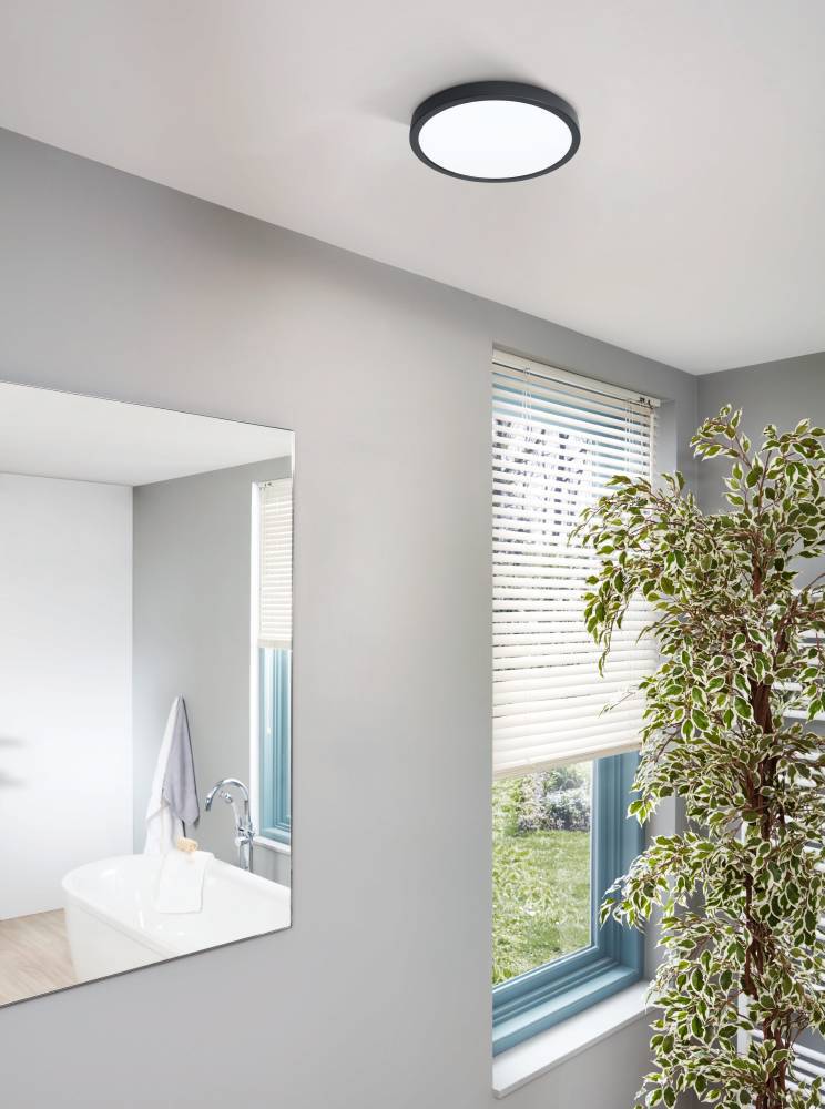 Fueva Ø28 Schwarz badezimmerlampe Von Eglo - Die runde Form und der wei&szlig;e Diffusor verbreiten ein gleichm&auml;&szlig;iges und angenehmes Licht, das sich perfekt f&uuml;r die Beleuchtung kleiner und gro&szlig;er R&auml;ume eignet.