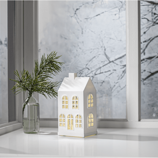 Vinter 22cm Weiß Von Star Trading - Es funkelt und leuchtet wundersch&ouml;n, wenn das Produkt eingeschaltet wird, durch die funkelnden Fenster mit warmwei&szlig;em Licht.