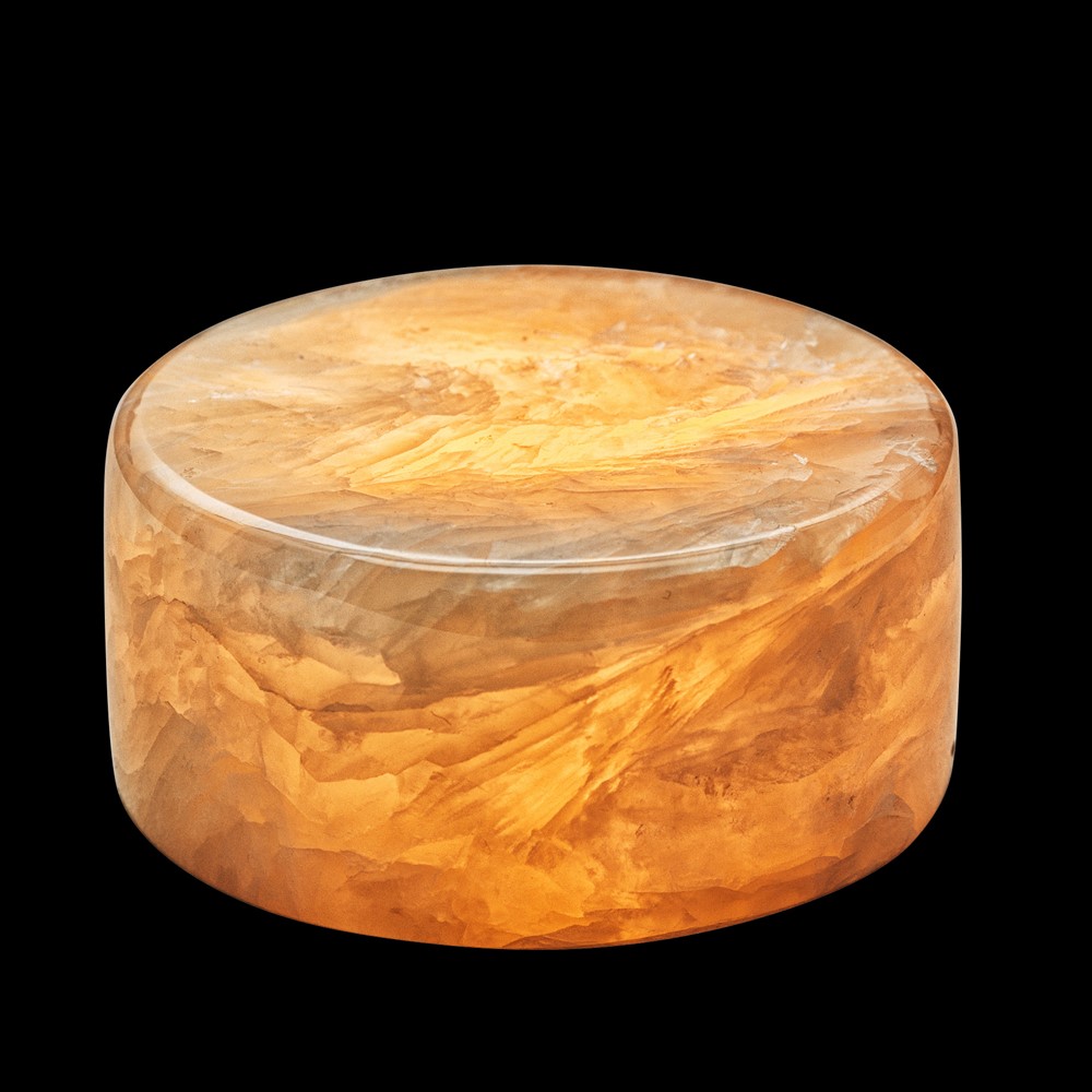Marble 4cm Beige Von Unison - Die Marmor-Tischleuchte ist aus echtem, poliertem Marmor in einem warmen Beigeton gefertigt, der ein sanftes und stimmungsvolles Licht erzeugt.