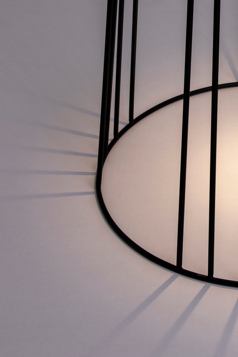 Koster Schwarz Von Globen Lighting - Koster ist eine grafische Lampe mit Schutzart IP44.