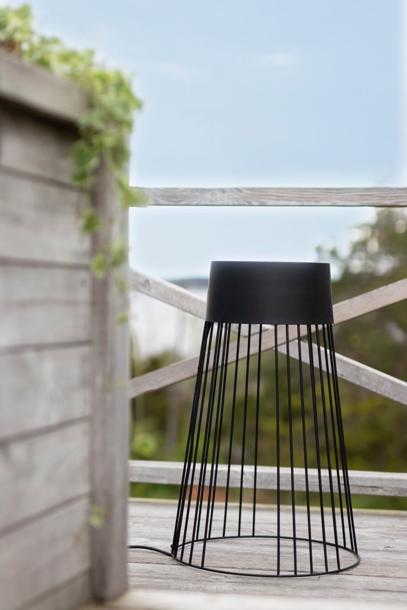 Koster Schwarz Von Globen Lighting - Koster ist eine grafische Lampe mit Schutzart IP44.