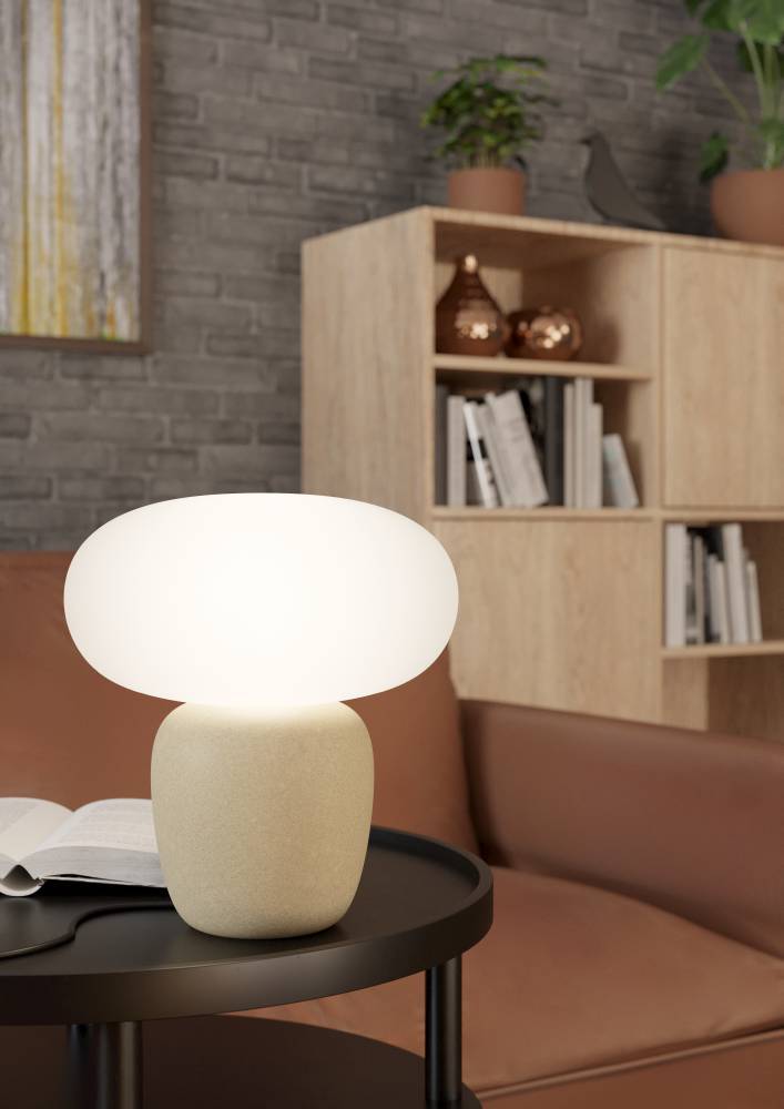 Cahuama 30cm Hellbraun tischlampe Von Eglo - Diese elegante Tischlampe kombiniert einen hellbraunen Keramiksockel mit einem sanft abgerundeten wei&szlig;en Schirm und vermittelt so ein harmonisches und dezentes Gef&uuml;hl.