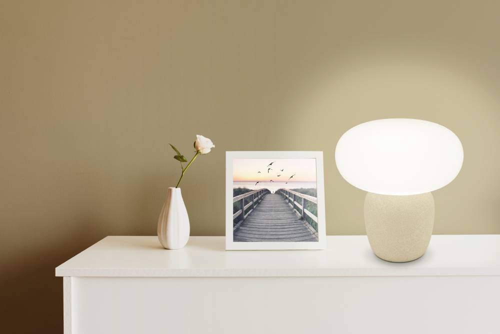 Cahuama 30cm Hellbraun tischlampe Von Eglo - Diese elegante Tischlampe kombiniert einen hellbraunen Keramiksockel mit einem sanft abgerundeten wei&szlig;en Schirm und vermittelt so ein harmonisches und dezentes Gef&uuml;hl.