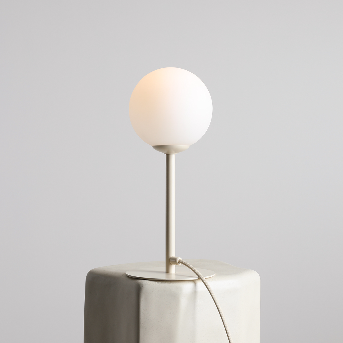 Pinne 35cm Creme tischlampe Von Artera - Die runde Opalkugel verbreitet ein weiches und angenehmes Licht, perfekt um eine warme und einladende Atmosphäre im Raum zu schaffen.