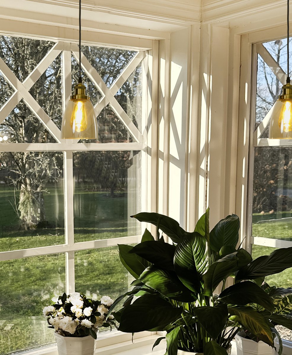 Niki Ø14 Bernstein fensterlampe Von Aneta Lighting - Niki ist eine schlichte und elegante Fensterh&auml;ngelampe, die mit ihren antiken Messingdetails jedem Raum eine heimelige Atmosph&auml;re verleiht.