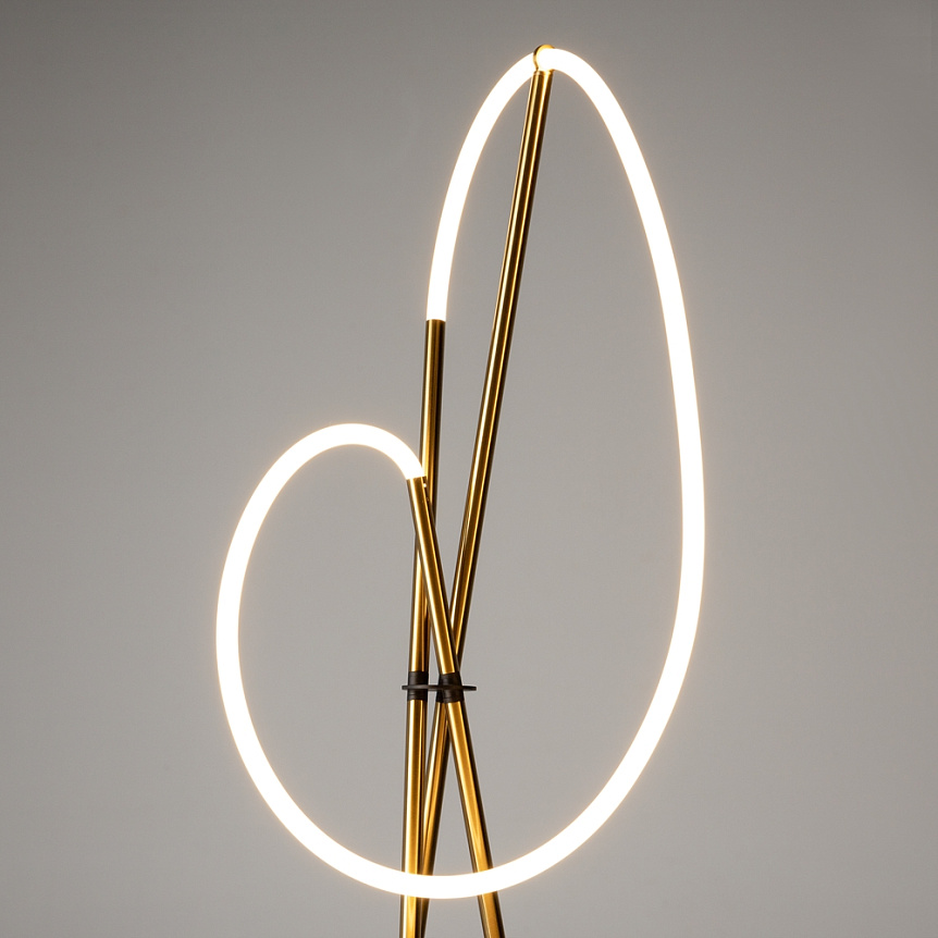 Crochet Gold stehlampe Von Maytoni - Die Helligkeit l&auml;sst sich bequem &uuml;ber den im Bodenschalter integrierten Dimmer regulieren &ndash; eine perfekte Kombination aus Form, Funktion und Atmosph&auml;re.