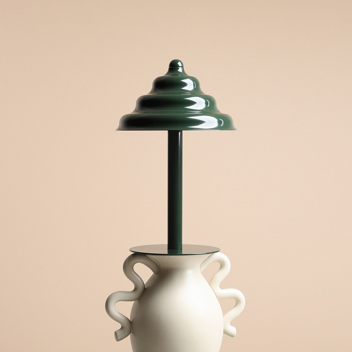 Wave 36cm Dunkelgrün tischlampe Von Artera - Wave ist eine moderne Tischlampe im Retro-Design, die sie zu einer vielseitigen Beleuchtungsvorrichtung macht, die in jedes Zuhause passt.