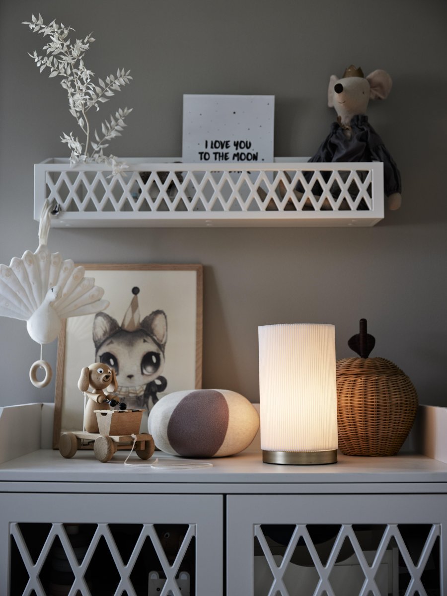 Dora 25cm Weiß tischlampe Von PR Home - Stilvolle Tischleuchte mit festem Lampenschirm aus plissiertem Polyester und Baumwolle.