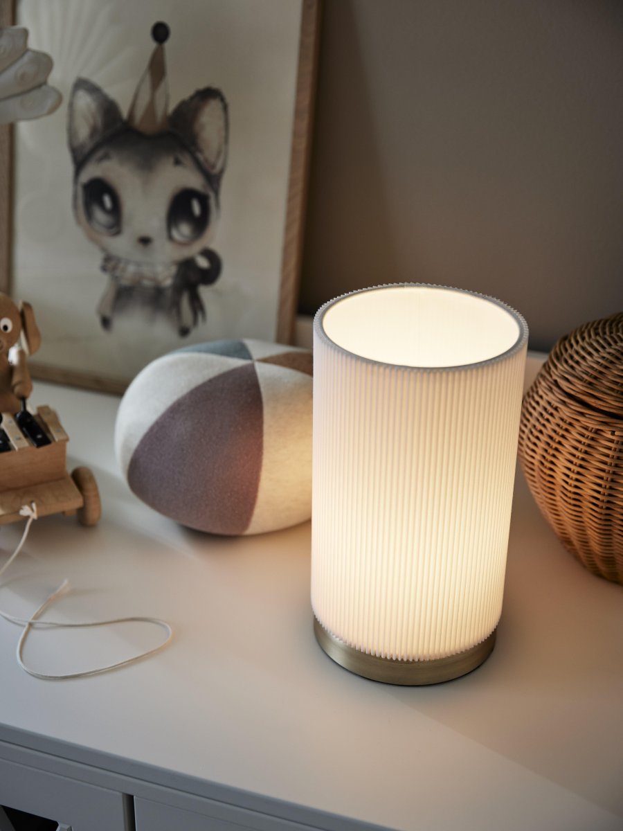Dora 25cm Weiß tischlampe Von PR Home - Stilvolle Tischleuchte mit festem Lampenschirm aus plissiertem Polyester und Baumwolle.