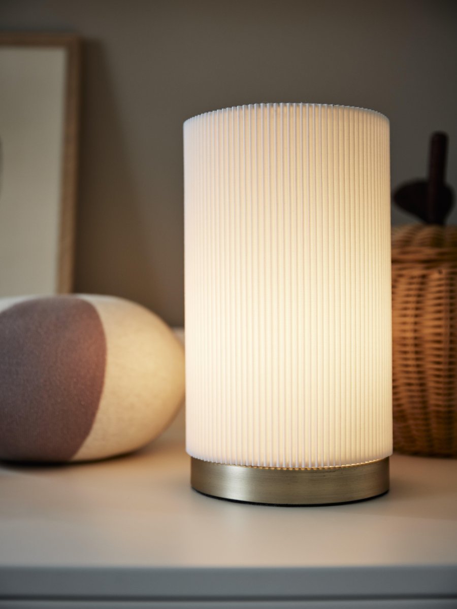 Dora 25cm Weiß tischlampe Von PR Home - Stilvolle Tischleuchte mit festem Lampenschirm aus plissiertem Polyester und Baumwolle.