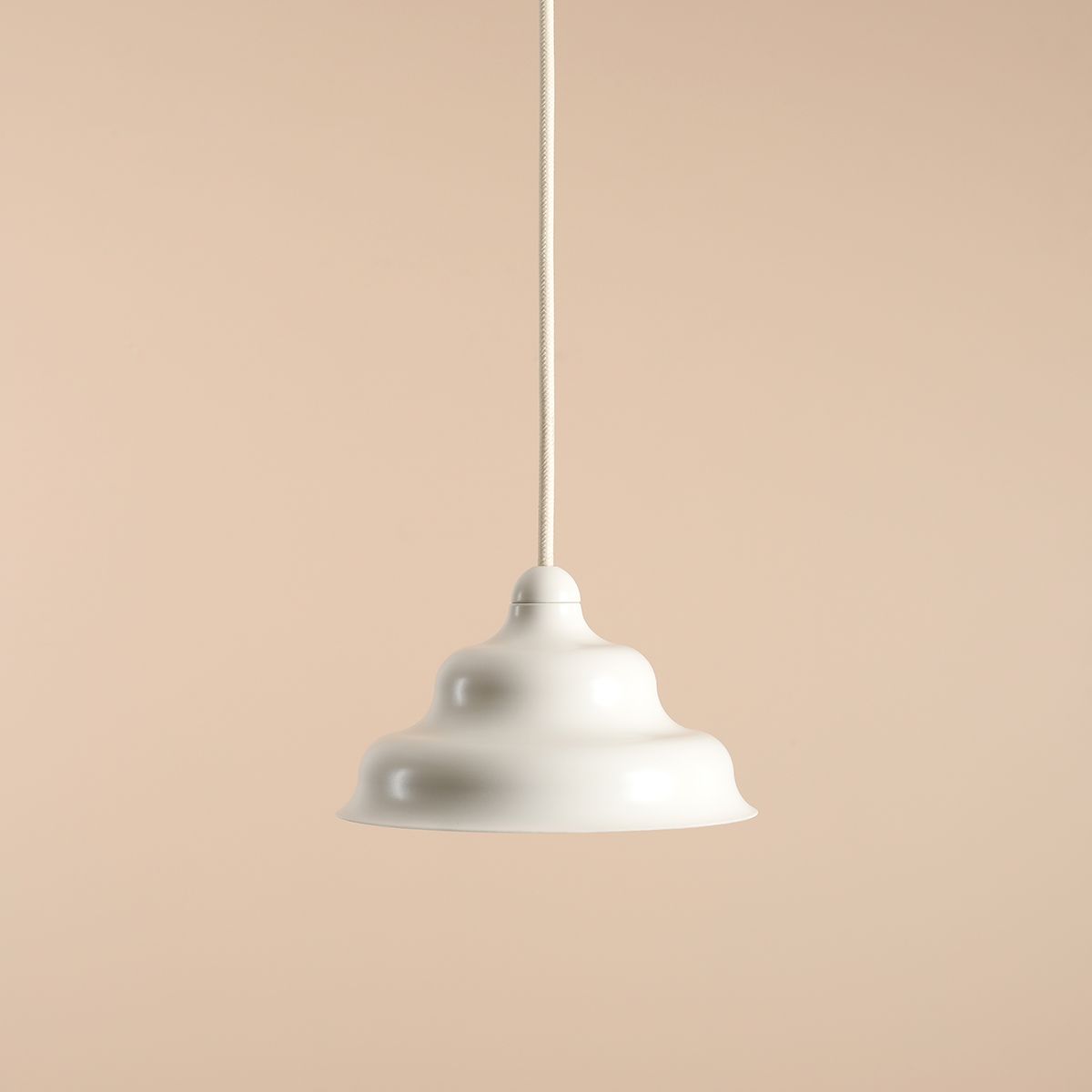 Wave Ø17 Cremeweiß hängelampe Von Artera - Wave ist eine moderne Pendelleuchte im Retro-Design und damit eine vielseitige Leuchte, die in jedes Zuhause passt.