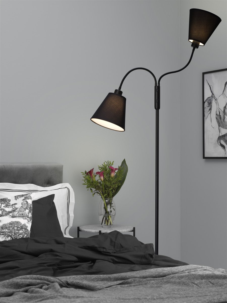 Duett Schwarz stehlampe Von Cottex - Die aus Metall und Textil gefertigte Leuchte sorgt f&uuml;r ein angenehmes Licht und erm&ouml;glicht es Ihnen, das Licht ganz einfach dorthin zu lenken, wo es ben&ouml;tigt wird.