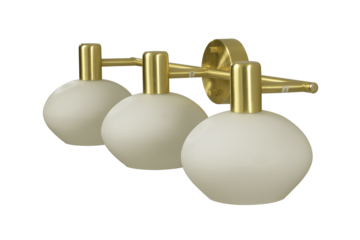 Elba 63cm Mattes Messing badezimmerlampe Von Aneta Lighting - Diese aus Metall in mattiertem Messing gefertigte Wandleuchte verfügt über ein elegantes Design mit drei formschönen, opalweißen Glasschirmen, die ein weiches und angenehmes Licht erzeugen.